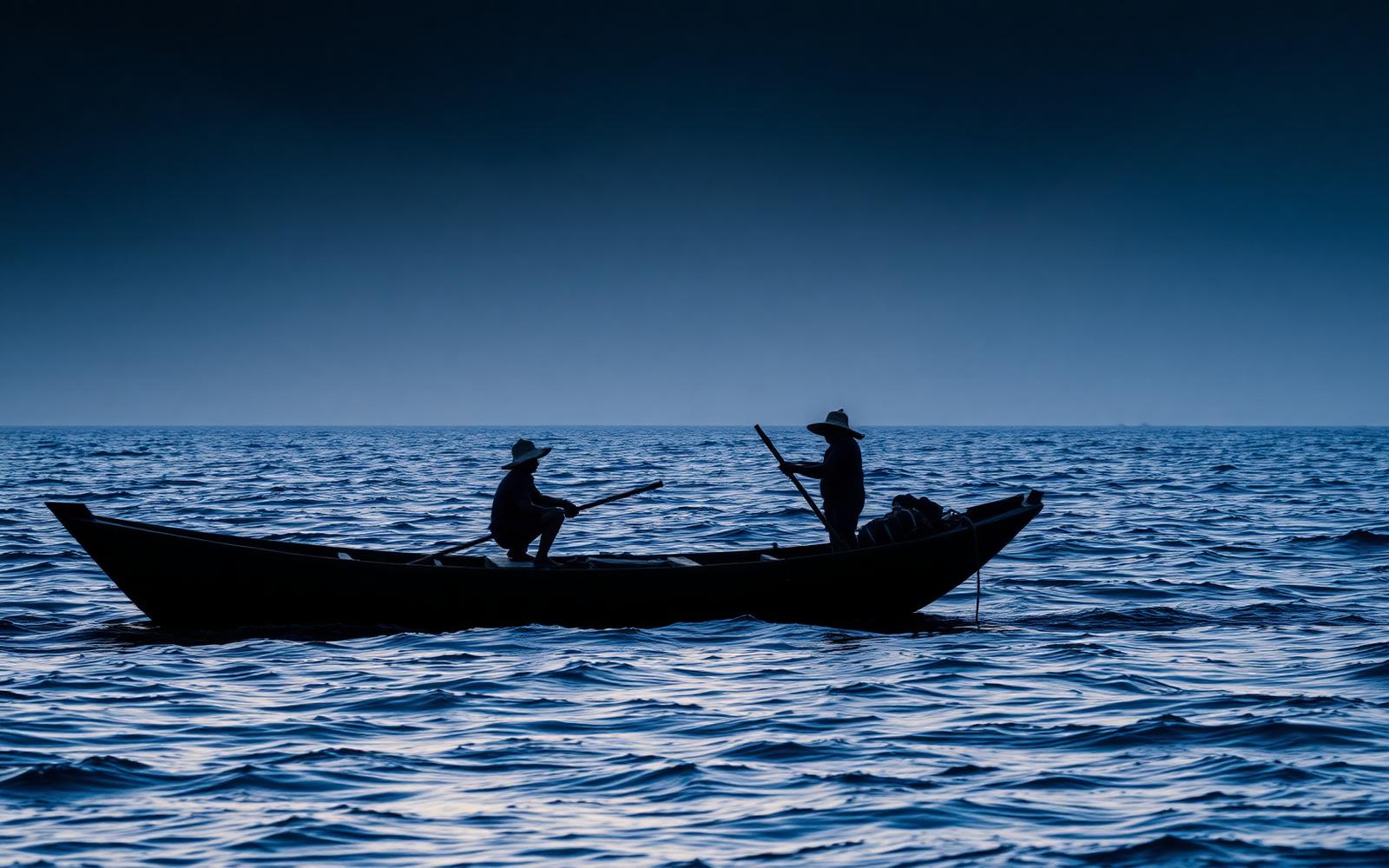 Pescadores artesanales del Pacífico colombiano al amanecer, en lancha de madera